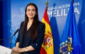 Randa Mohamed en la sede de la consejería de Melilla con banderas