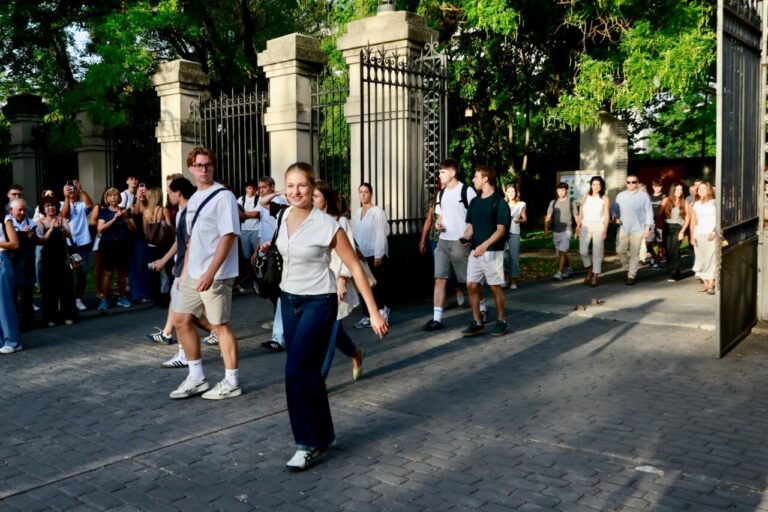 Estudiantes caminando en la Universidad Carlos III de Madrid