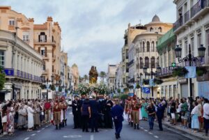 Procesión de la Virgen de la Victoria en Melilla con multitud de asistentes.