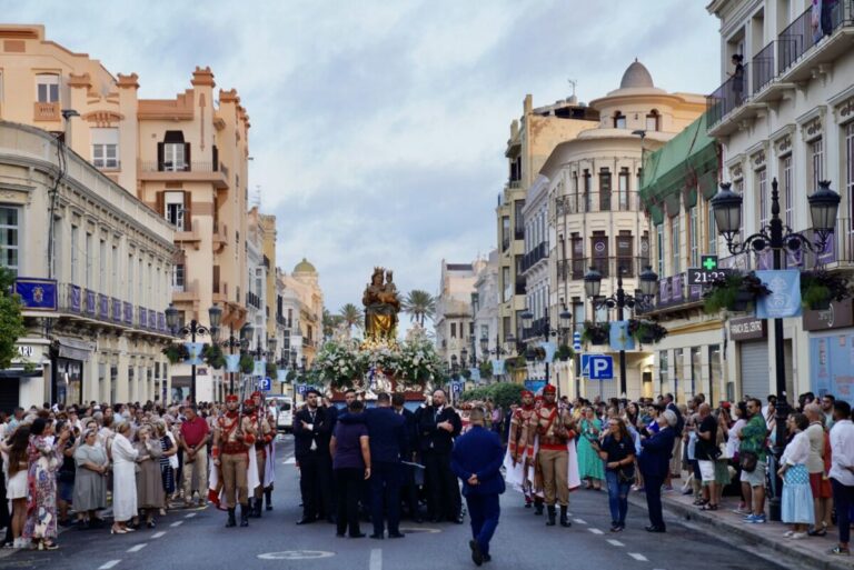Procesión de la Virgen de la Victoria en Melilla con multitud de asistentes.
