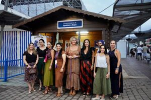Grupo de mujeres en la Feria de Melilla junto a un punto de información