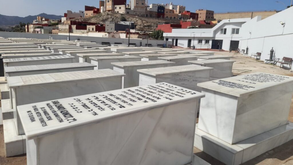 Vista del cementerio hebreo rehabilitado en Melilla con tumbas de mármol