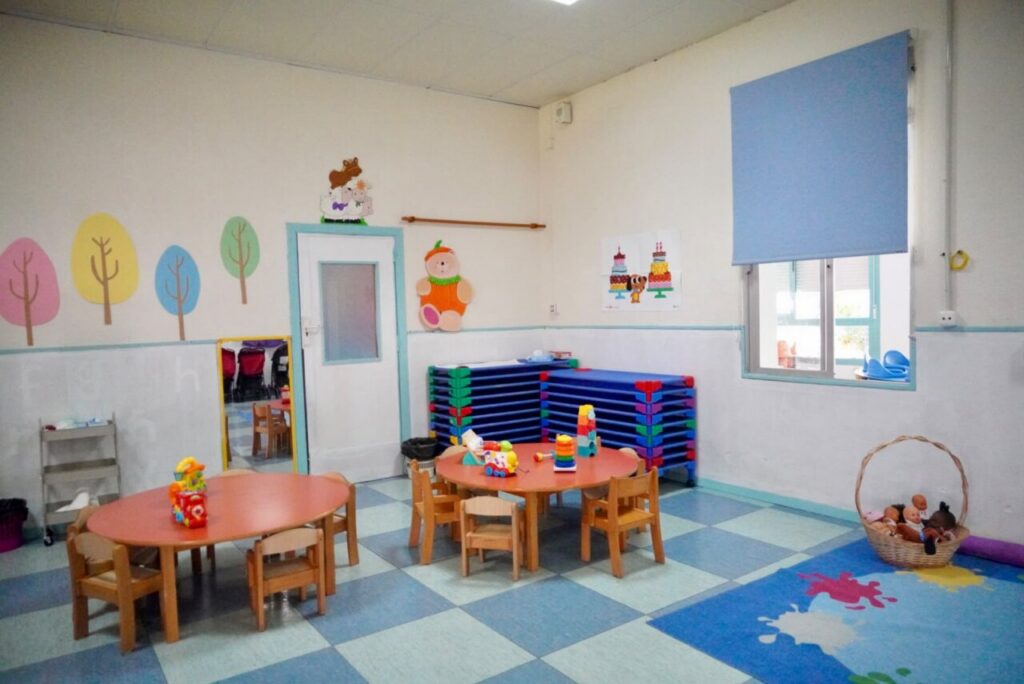 Aula de la escuela infantil Virgen de la Victoria con juguetes y decoración colorida