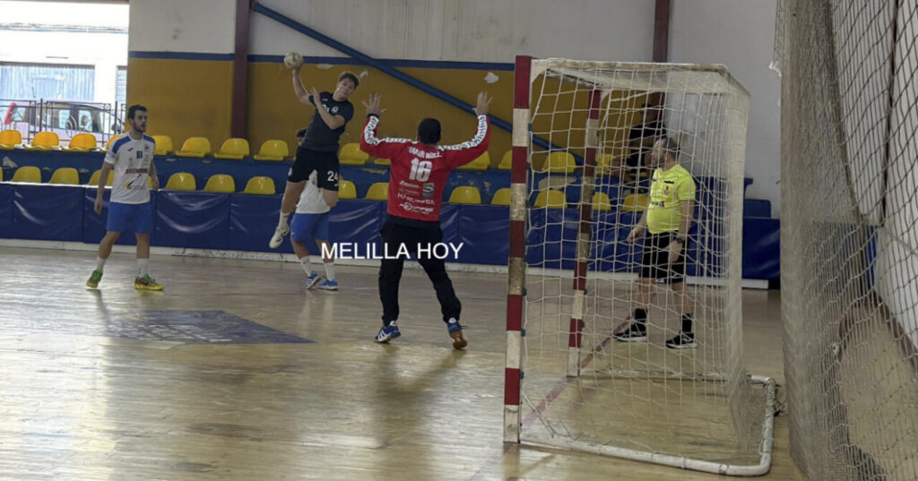 Jugador lanzando el balón durante un partido de balonmano en Melilla.