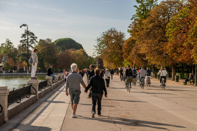 Personas paseando y montando en bicicleta en el Parque del Retiro