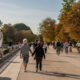 Personas paseando y montando en bicicleta en el Parque del Retiro