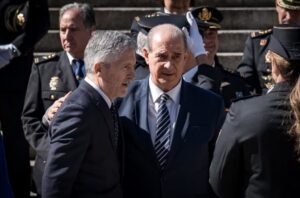 El director de la Policía y el jefe de agentes en una reunión importante.