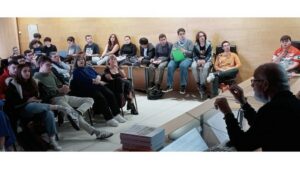 Francisco Peinado hablando ante un grupo de estudiantes en un evento