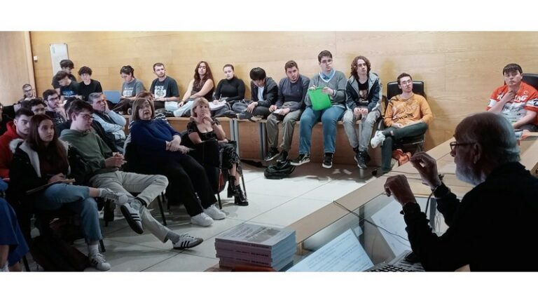 Francisco Peinado hablando ante un grupo de estudiantes en un evento