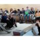 Francisco Peinado hablando ante un grupo de estudiantes en un evento