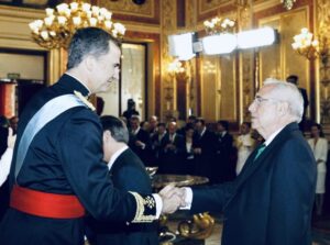 El Rey Felipe VI saludando a Imbroda en un evento oficial