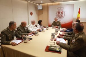 El Rey Felipe VI en reunión con mandos militares en el Palacio de la Zarzuela.