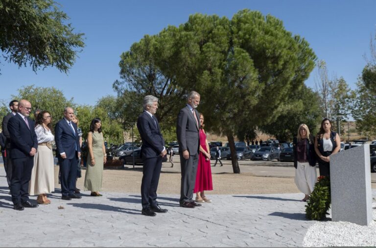 El Rey Felipe VI rinde homenaje al personal de Protección Civil en acto solemne