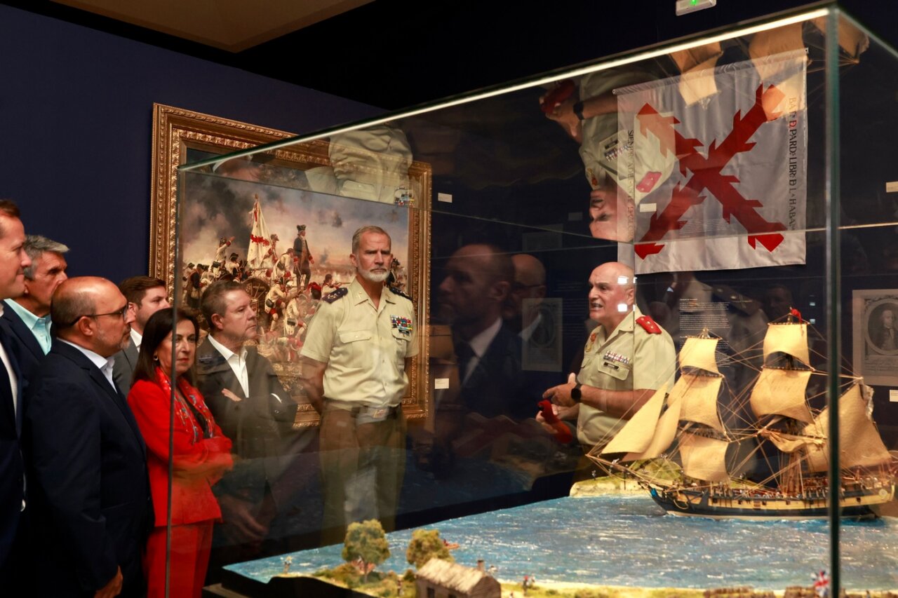 Visita del Rey a la exposición en Toledo - MelillaHoy El Rey Felipe VI durante la visita a la exposición en el Museo del Ejército.