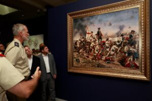 El Rey Felipe VI observa una pintura en el Museo del Ejército de Toledo