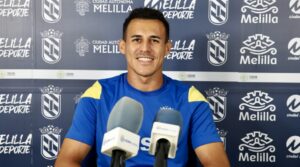 Robinho sonriente en conferencia de prensa sobre el primer encuentro