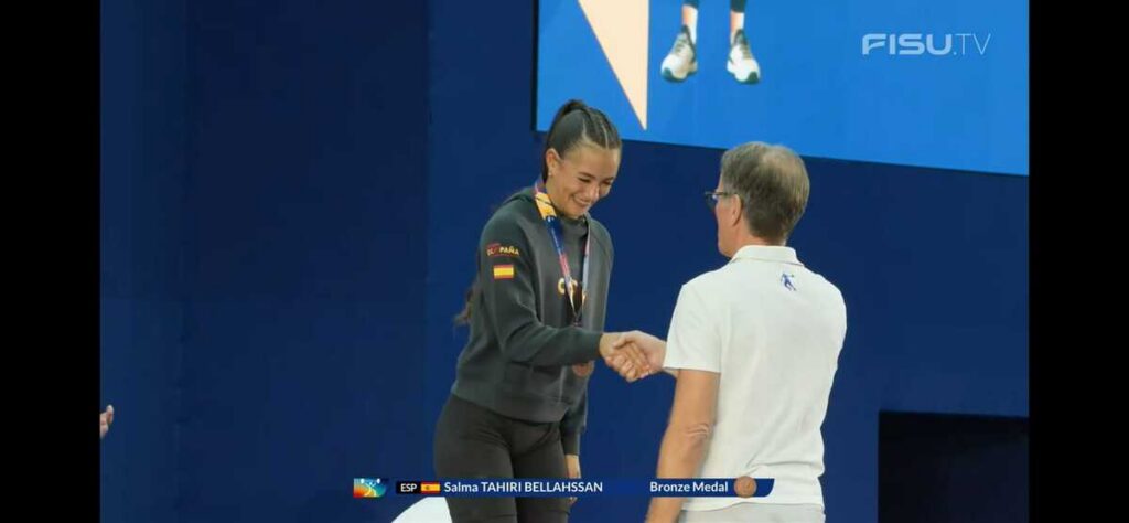 Atleta recibiendo medalla de bronce en ceremonia de premiación