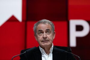 Pedro Sánchez defendiendo a José Luis Rodríguez Zapatero en una conferencia