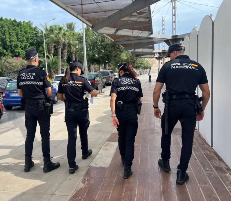 Agentes de Policía Local y Nacional en la Feria de Melilla