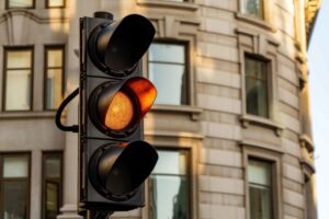 Semáforo en ámbar en una intersección urbana