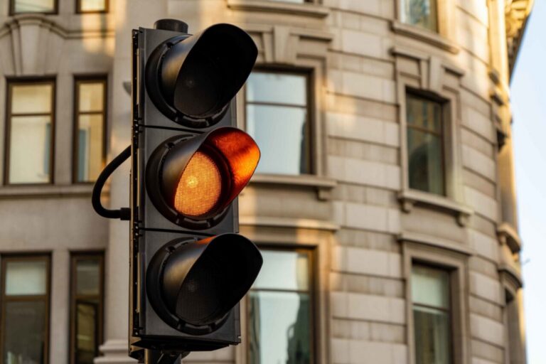 Semáforo en ámbar en una intersección urbana