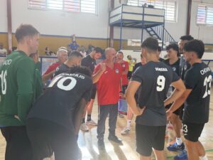 Sergio Amat hablando con su equipo de balonmano en el pabellón