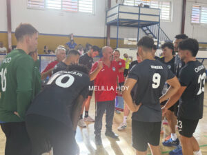 Sergio Amat hablando con su equipo durante un partido de balonmano