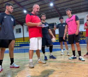 Sergio Amat dirigiendo un entrenamiento de balonmano con jugadores
