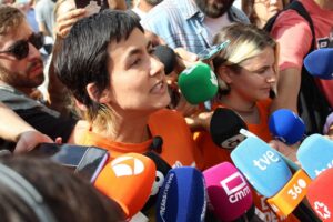 Portavoces del Sindicato de Inquilinas en una acampada rodeadas de micrófonos