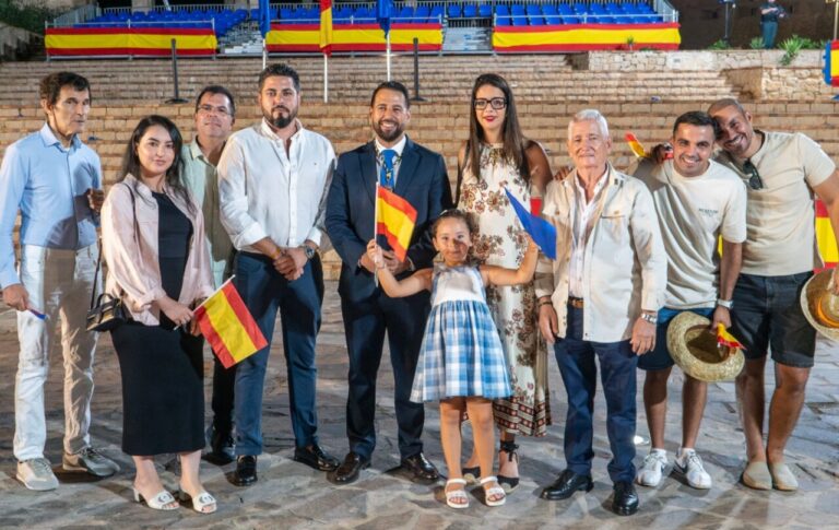 Grupo de personas celebrando el Día de Melilla con banderas