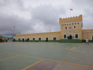 Exterior del centro de menores La Purísima en Melilla con cielo nublado
