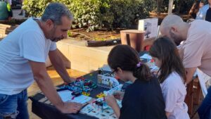 Personas participando en talleres de ciencia en un evento educativo
