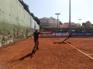 Jugador de tenis entrenando en la fase previa del torneo en Melilla