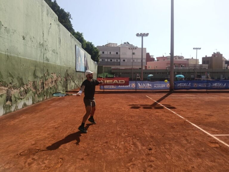 Jugador de tenis entrenando en la fase previa del torneo en Melilla
