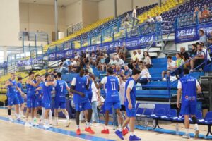 Jugadores del Club Melilla Baloncesto en un partido de pretemporada
