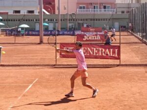Jugador de tenis en acción durante el torneo en Melilla