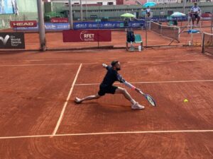 Jugador de tenis en acción durante el torneo internacional en Melilla