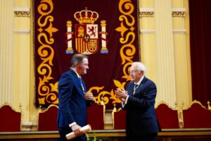 Rafael Torreblanca recibiendo la Medalla de Oro en Melilla