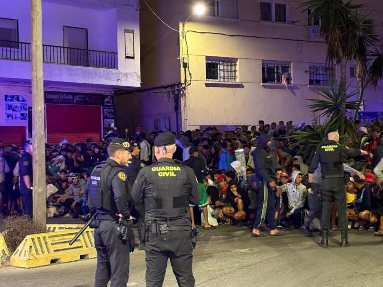 Operativo de traslado de migrantes en Ceuta con presencia de Guardia Civil.