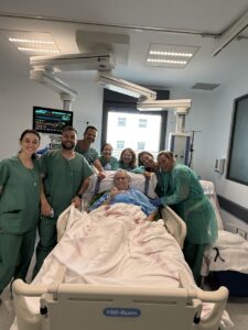 Familia y equipo médico en hospital tras cirugía cardiaca