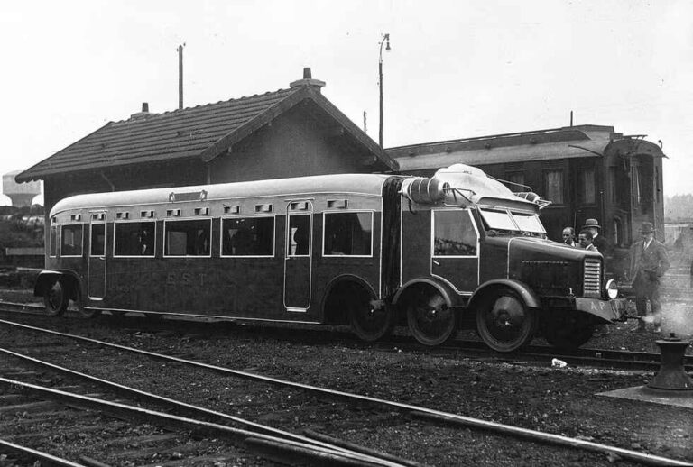 Tren Michelin, un innovador automotor sobre neumáticos en una estación