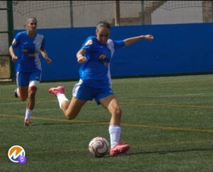 Jugadora del ATM pateando el balón en un partido de fútbol