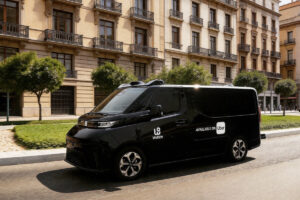Vehículo autónomo de Uber circulando por Madrid con edificios históricos de fondo