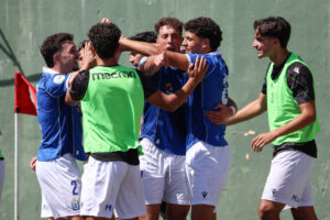 Jugadores de la U.D. Melilla celebrando un gol en el campo