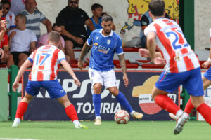 Jugador de la U.D. Melilla en partido contra Conil C.F.