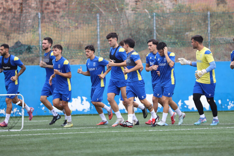 Jugadores de la U.D. Melilla entrenando en el Campo de La Espiguera.