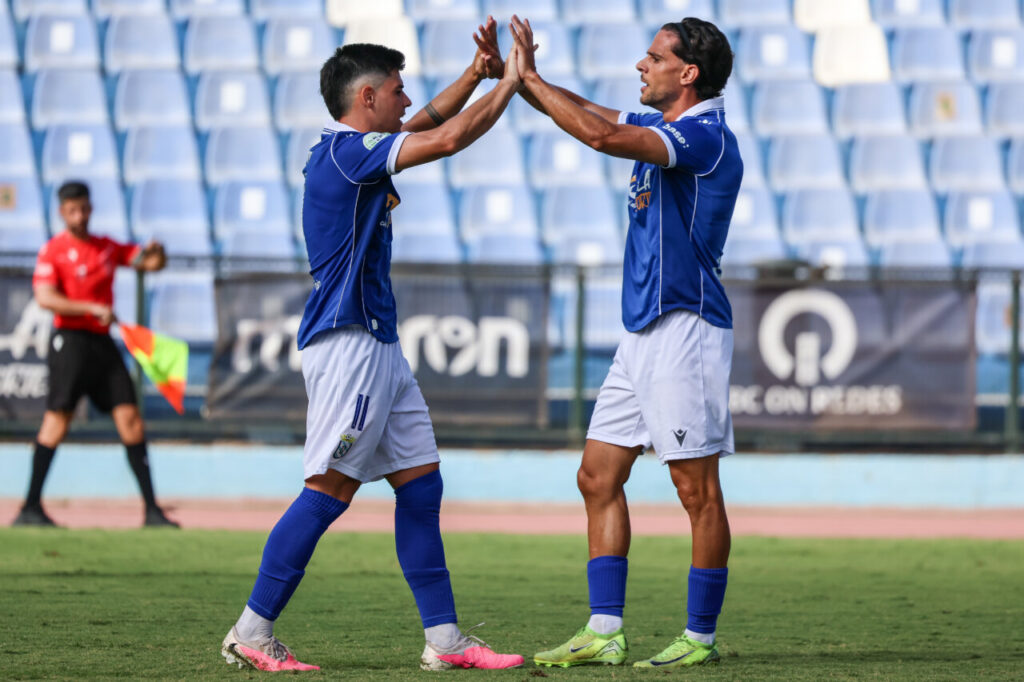 Jugadores de la U.D. Melilla celebrando un gol en el estadio