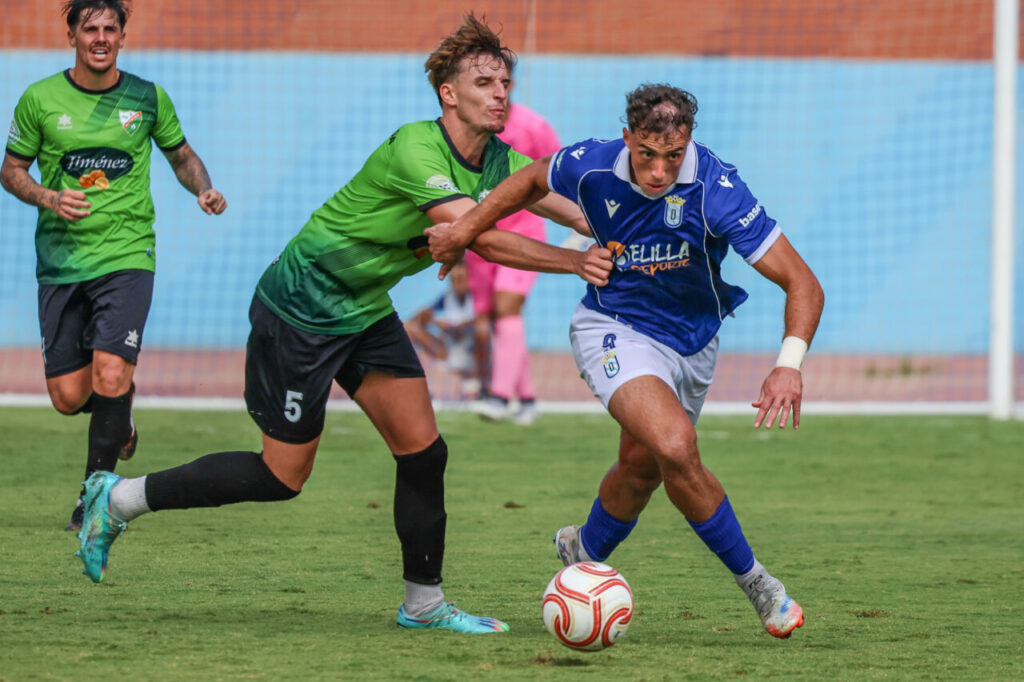 Jugadores de la U.D. Melilla en un partido contra el Huétor Vega