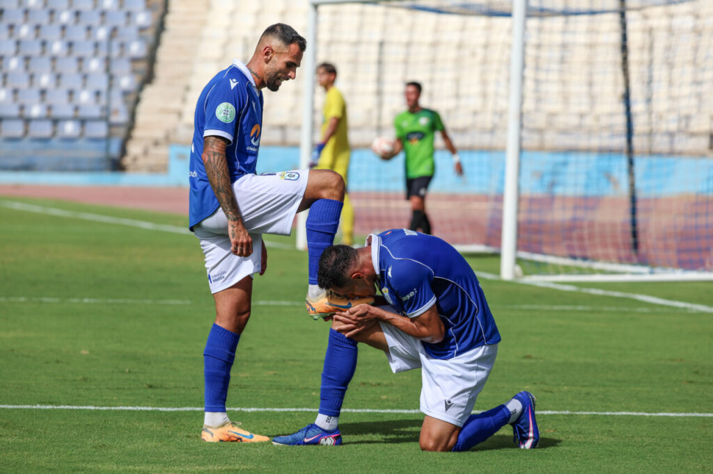 Jugadores de la U.D. Melilla celebrando un gol en el partido contra Huétor Vega