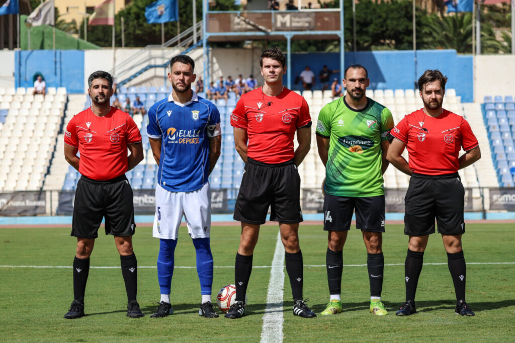 Jugadores y árbitros posando antes del partido entre U.D. Melilla y Huétor Vega
